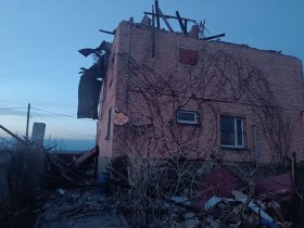 В горловском поселке Озеряновка зафиксировано прямое попадание снаряда в жилой дом (фото)