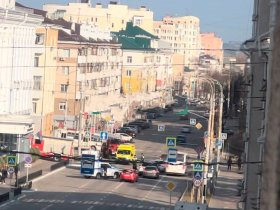 Беспилотник ВСУ врезался в административное здание в Белгороде, ранена женщина