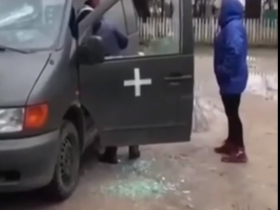 В Украине женщины разгромили автомобиль военкомов (видео)