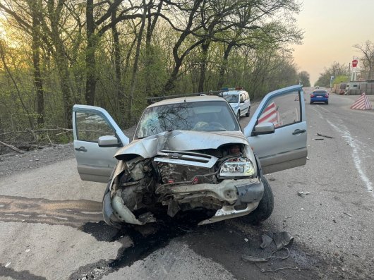 В Горловке водитель автомобиля Chevrolet Niva совершил наезд на бетонное ограждение, пострадали два человека (фото)