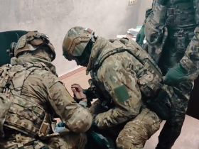 Сотрудники ФСБ задержали жителя ДНР за попытку подкупа следователя Следственного комитета (видео)