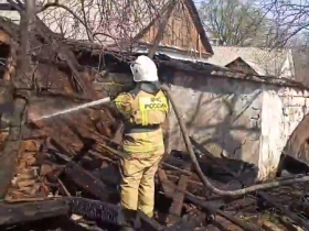 В Калининском районе Горловки произошел пожар на территории частного домовладения (видео)