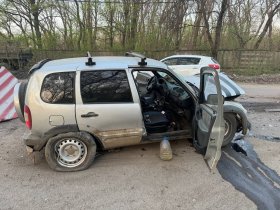 В Горловке водитель автомобиля Chevrolet Niva совершил наезд на бетонное ограждение, пострадали два человека (фото)