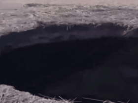 Под Ростовом в центре поля появилась гигантская дыра (видео)