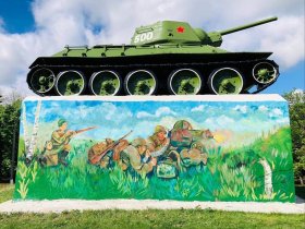 В сквере Советской Армии Горловки обновили картины на постаменте танка Т-34 (фото)