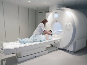 Кузбасс приобрел для медучреждения Горловки современный модуль МРТ