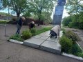 В Горловке проводят работы по благоустройству памятников (фото)