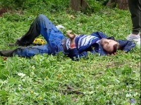 В Донецке мужчина подорвался на мине-лепестке во время покоса травы (видео)