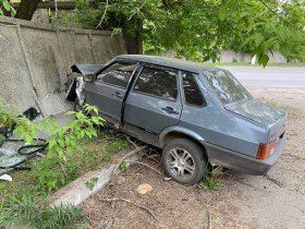 В Горловке водитель легкового автомобиля въехал в железобетонный забор, пострадали два человека