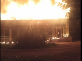 В Горловке снаряд ВСУ попал в многоквартирный дом и магазин, начался пожар (фото, видео)