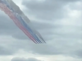 Самолеты окрасили небо над Москвой в цвета российского флага (видео)